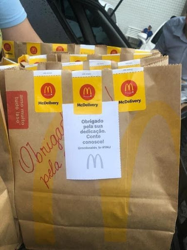 Mc Donalds distribui refeições para profissionais da saúde
